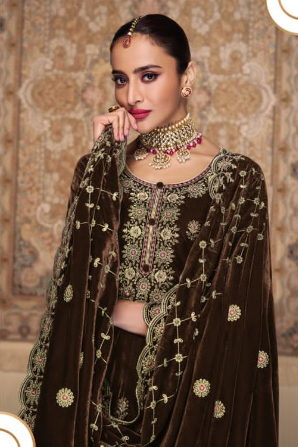 Mumtaz Arts Rani Heavy Embroidered Velvet Winter Suits 16004
